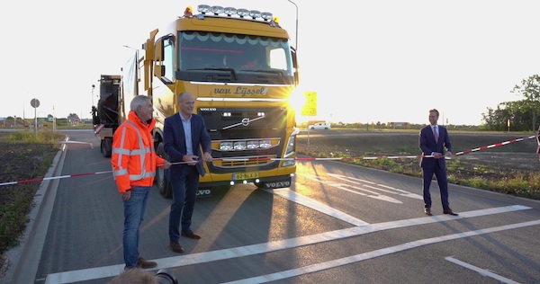 Bart Keunen districtshoofd Rijkswaterstaat, Rik van der Linden wethouder bereikbaarheid en Maarten Burggraaf wethouder economie knippen het lint door voor de wegen op DistriPark Dordrecht